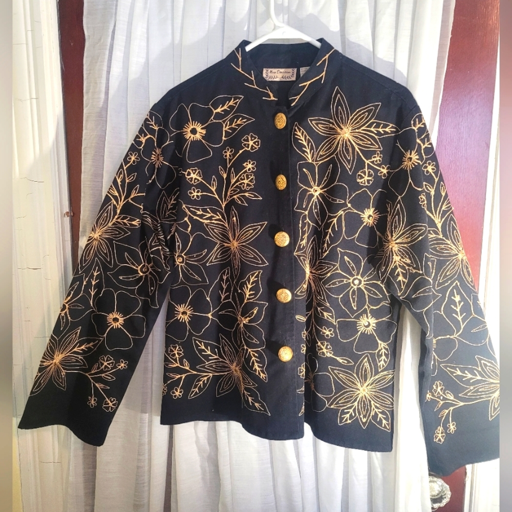 Vtg 1990's New Direction fully lined jacket. Embroidered flowers w/sequin center